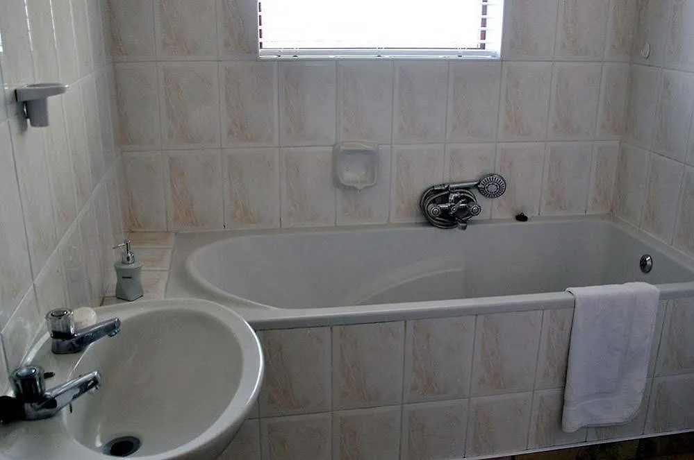 Cape Wine Route Guest House Brackenfell 3*,  South Africa