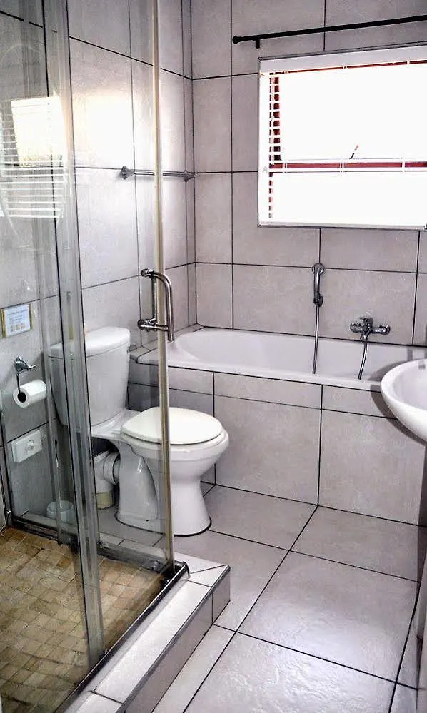 Cape Wine Route Guest House Brackenfell